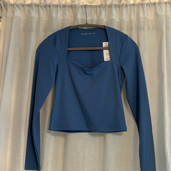 NWT! ✨ Abercrombie Longsleeve - Picture 1 of 3